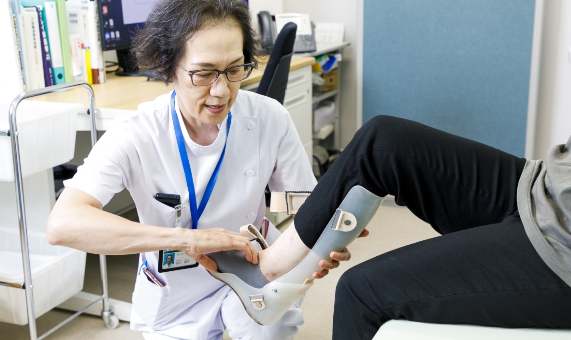 装具のチェックをする理学療法士